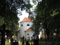 Starý hřbitov v Bechyni v pozadí s kostelem sv. Michala