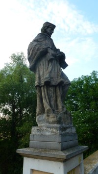 socha sv.Jana Nepomuckého byla na most přemístěna z můstku přes mlýnský náhon v panském dvoře  