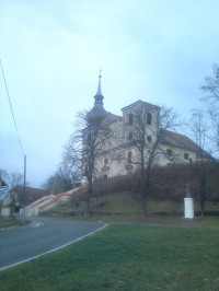 Kostel pozdně gotického stáří je poprvé připomínán roku 1352 jako farní, barokně přestavěn kolem  roku 1609, poté v letech  1658-1660 a 1692 za Bernarda Františka Věžníka