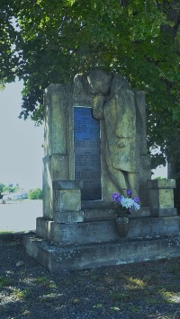 na pomníku je vyryto 19 jmen padlých vojáků z okolních obcí