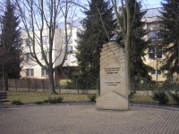 Autorkou zhruba třímetrového pískovcového monumentu je Dagmar Štěpánková ze Střední průmyslové školy kamenické a sochařské v Hořicích