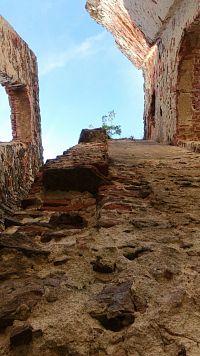 Zřícenina letohrádku Belvedér a kaple sv. Jana Křtitele