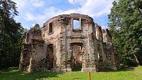 Zřícenina letohrádku Belvedér a kaple sv. Jana Křtitele