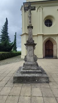 socha před kostelem