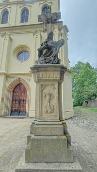 socha před kostelem