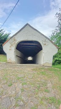 dlouhá krytá chodba zvaná "Pavláčka". Se čtyřiceti schody byla součástí areálu starého kostela. Podle kostelního účetnictví byla opravována v letech 1749, nově pak vr. 1914.