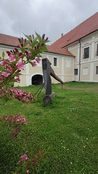 obří sekera, zapsaná v České knize rekordů, měří 6 metrů na délku, je přes 2 metry vysoká a váží 610 kg.