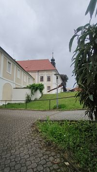 obří sekera, zapsaná v České knize rekordů, měří 6 metrů na délku, je přes 2 metry vysoká a váží 610 kg.