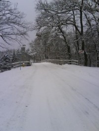 most mezi Káraným a Novým Vestcem se sněhem