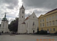 vlevo kostel sv. Jana Křtitele, vpravo pravoslavný chrám Povýšení sv. Kříže a zámek, Zámecké náměstí