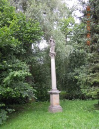 sloup se sochou svaté Barbory, nedaleko Horního rybníka, ve východní části Zámecké zahrady