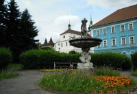 vzadu vlevo Lázeňské náměstí, Kolostujovy věžičky, uprostřed sv. Jan Křtitel, vpravo lázeňský dům Beethoven