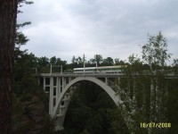 Duhový most v Bechyni, jeden pruh pro auta, druhý pro auta nebo vlak