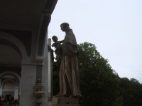 Na zděném zábradlí plášťového mostu stojí kopie barokních soch sv. Antonína Paduánského, sv. Felixe Kantaličského, sv. Václava a sv. Jana