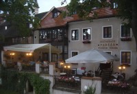 Restaurace a penzion Parkán vedle Lazebnického mostu, který vede do ulice Latrán a k zámeckým schodům