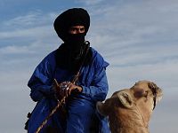 Berberským mužům většinou nevidíme do obličeje, mají je zahalené dlouhými smotanými šátky.
