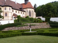 Rozsáhlý klášter a zahrady nad přehradou