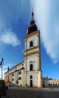 Kadaňský farní kostel Povýšení sv. Kříže byl původně zasvěcen Panně Marii. 