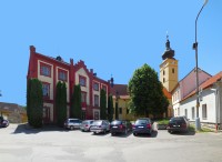 Stará škola v novogotickém slohu na Starém Městě v Netolicích