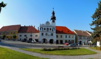 Stará radnice ještě v původním slohu a počítá se za jednu z nejstarších radničních budov v Čechách. Je to perla české renesance, vystavěná roku 1521 s podloubím a zdobí ji šindelem krytá věžička se střechou hruškovitého tvaru.