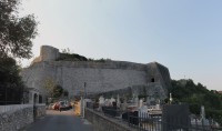Staré město se zbytky hradu a hradbami bylo postaveno na 2 plošinách a dodnes je opevněno.