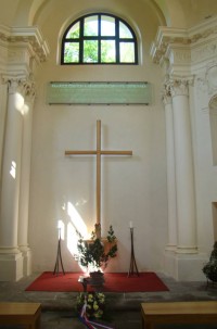 Vnitřek kaple dnes věnováno tiché vzpomínce všem kdo v Ostrově trpěly z národnostních a politických důvodů