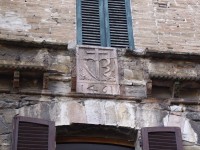 Detail priečelia domu v Assisi