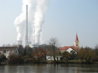 Obec Trnávka s Elektrárnou Chvaletice v pozadí