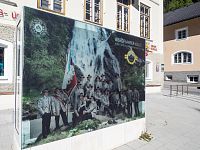 Fotka horských vůdců z Kalsu na náměstí v obci. Autor: Tomáš Hájek