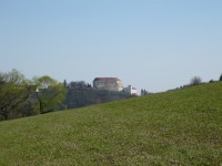 Pohled na zámek z kopce Na vrčích