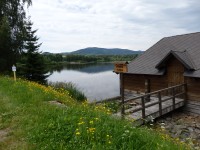 Rybník Olšina s vyznačeným 19. km běžecké trati. V pozadí pláž RZ Olšina