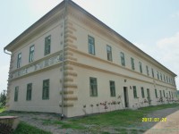 Hospodářská budova zámku ve Valči