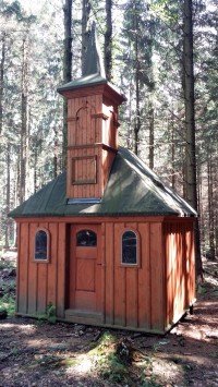 Obnovený kostelík v lese