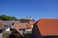 Pohled ze střešní terasy na panorama kostela