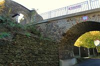 1. hradní brána s přístupovým mostem do hradu Krupka (tehdy byl ovšem padací)