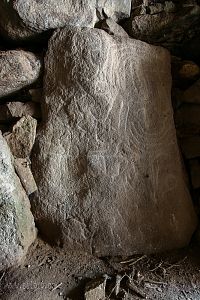 Rytiny na kamenech v dolmenu Mané-Kerioned