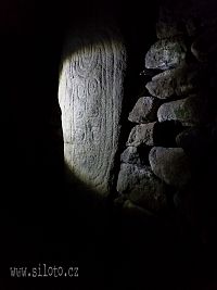 Dolmen Pierres Plates - rytiny na kamenech