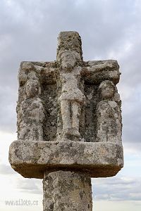 Kříž na tumulu Saint-Michel