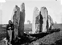 Historická fotografie Alignement Vieux Moulin, v pozadí mlýn (Moulin), autor: Zacharie Le Rouzic  (1864–1939), zdroj: https://fr.wikipedia.org/wiki/Fichier:Plouharnel_-_Alignement_Vieux_Moulin_-