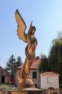 hrobka rodu Plačků se sochou anděla