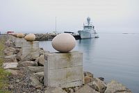 Přístav Djúpivogur - ptačí vejce a vojenská loď.