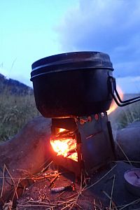 Vaření na dřívkovém vařiči.