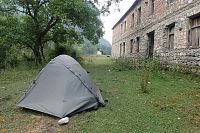 Naše přenocování vedle rozbořené budovy staré školy v Curraj i Epërm.