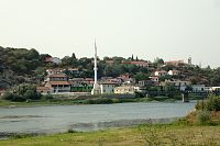 Pohled přes řeku Buna.