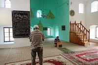Uvnitř mešity Buşatlı Mehmet Pasha Mosque.