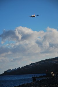Přistávající letadla přímo nad pláží v Santa Cruz.