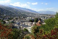 Pohled na Gjirokastër z hradeb.