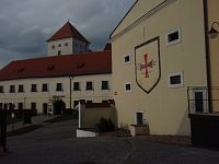 budova Templářských sklepů, v pozadí Hotel Zámek (bývalá tvrz Templářů)