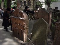 ortodoxní návštěvníci na starém židovském hřbitově
