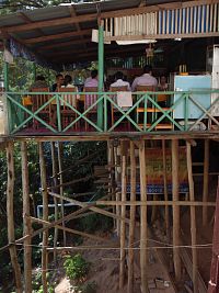 restaurace na kůlech nad hladinou Mekongu